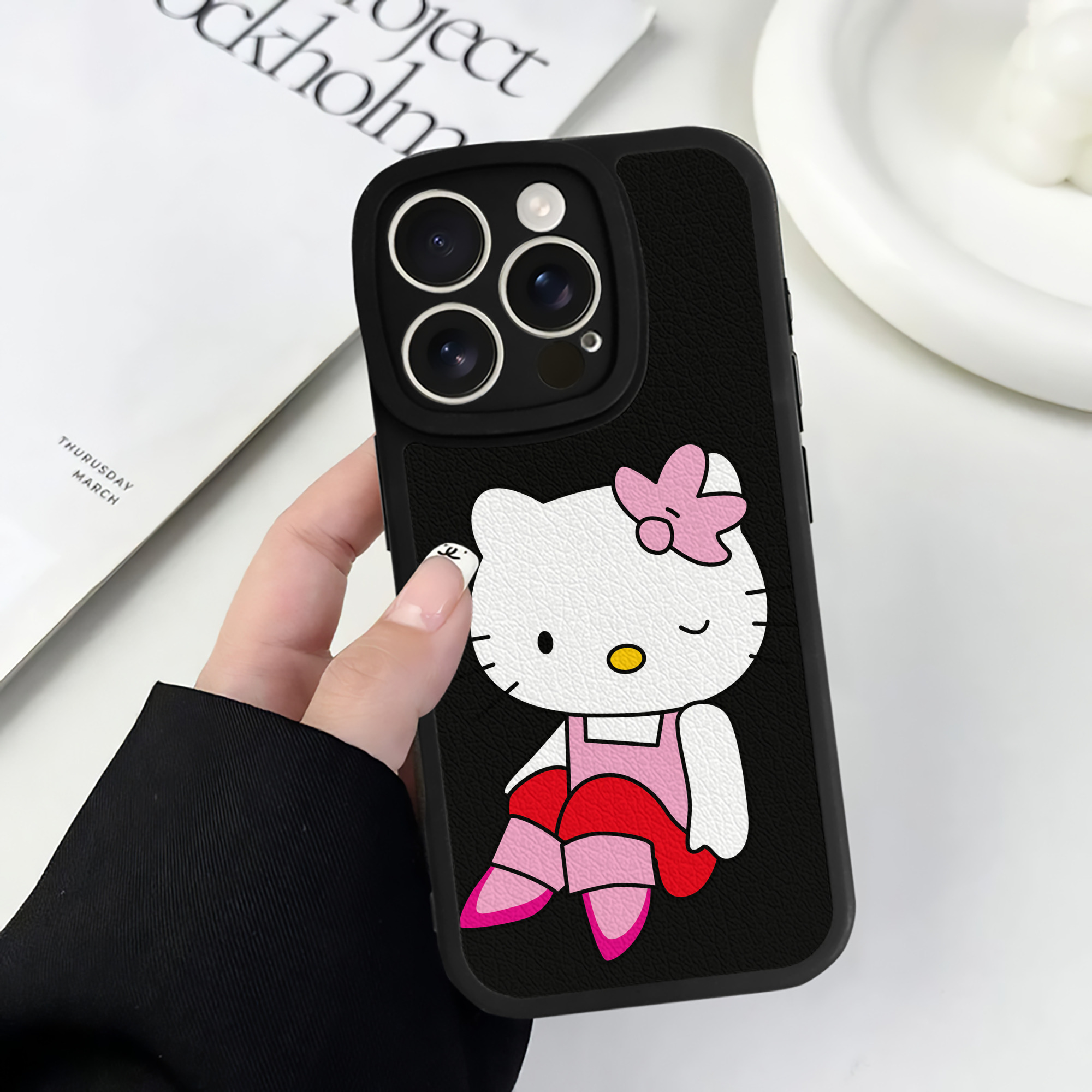 （画像用） Hello Kitty ハローキティ 【iPhone 16シリーズ対応】シリコンスマホケース（レザー調） 材質：シリコン